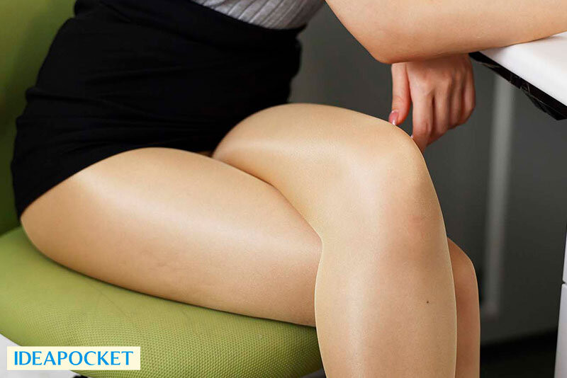 让美乳女前辈「每天用美腿丝袜帮我服务」，「超养眼黑丝视角」有够勾人！